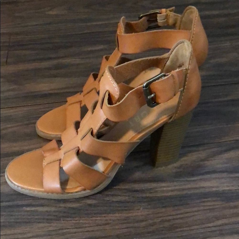 Report leather sandal pumps